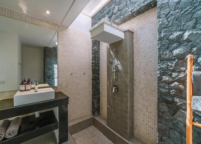 Kalila: Elegant 2 Bedroom In Perfect Location !